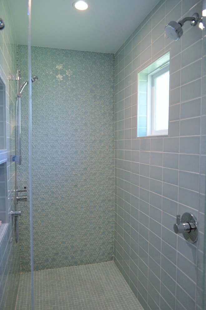 Bild på ett mellanstort vintage flerfärgad flerfärgat badrum med dusch, med släta luckor, skåp i mellenmörkt trä, en dubbeldusch, blå kakel, glaskakel, betonggolv, ett undermonterad handfat, granitbänkskiva, grönt golv och dusch med gångjärnsdörr