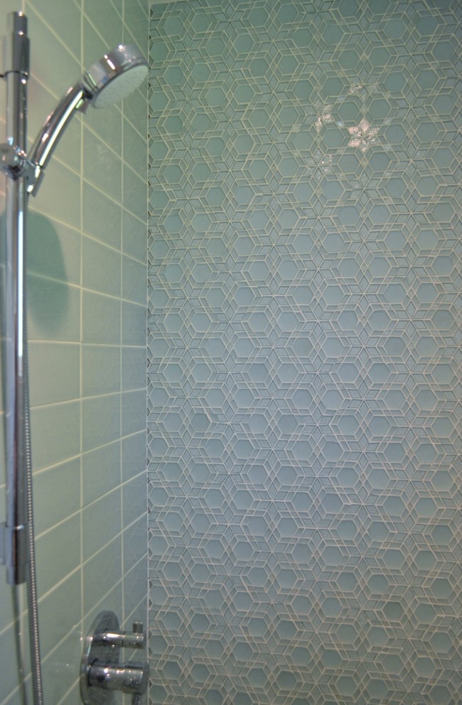 Inspiration för mellanstora klassiska flerfärgat badrum med dusch, med släta luckor, skåp i mellenmörkt trä, en dubbeldusch, blå kakel, glaskakel, betonggolv, ett undermonterad handfat, granitbänkskiva, grönt golv och dusch med gångjärnsdörr