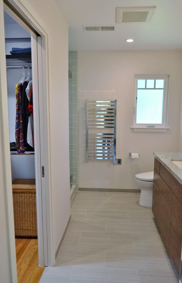 На фото: ванная комната среднего размера в стиле неоклассика (современная классика) с плоскими фасадами, фасадами цвета дерева среднего тона, двойным душем, синей плиткой, стеклянной плиткой, бетонным полом, душевой кабиной, врезной раковиной, столешницей из гранита, зеленым полом, душем с распашными дверями и разноцветной столешницей
