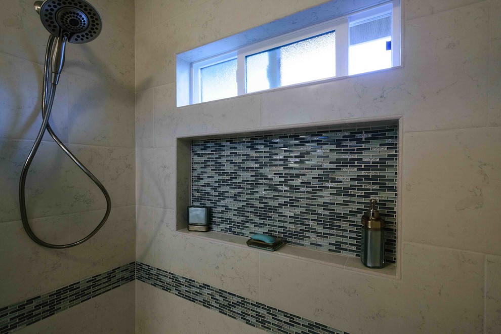 На фото: ванная комната в морском стиле с