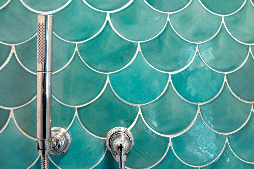 Пример оригинального дизайна: главная ванная комната среднего размера в средиземноморском стиле с душем в нише, зеленой плиткой, керамической плиткой, белыми фасадами, раздельным унитазом, бежевыми стенами и мраморным полом
