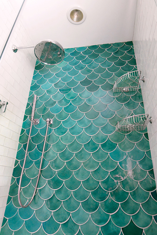 Foto di una stanza da bagno padronale mediterranea di medie dimensioni con doccia alcova, piastrelle verdi, piastrelle in ceramica, ante bianche, WC a due pezzi, pareti beige e pavimento in marmo