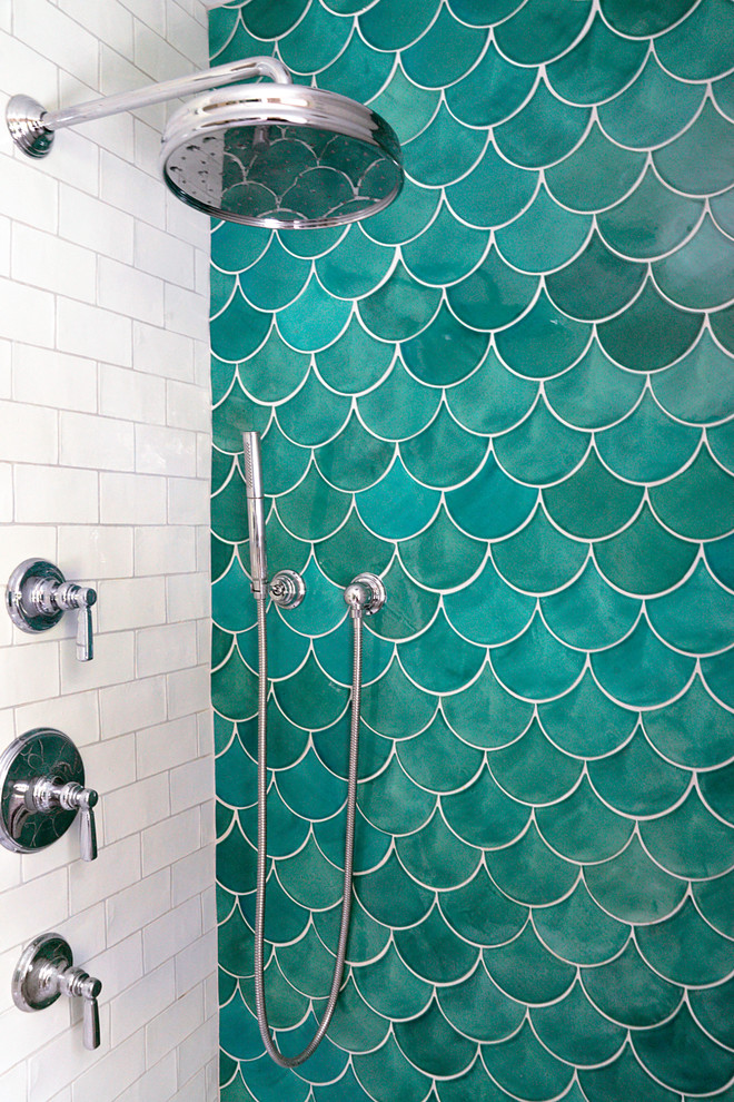 Aménagement d'une douche en alcôve principale méditerranéenne de taille moyenne avec un carrelage vert, des carreaux de céramique, des portes de placard blanches, un WC séparé, un mur beige et un sol en marbre.