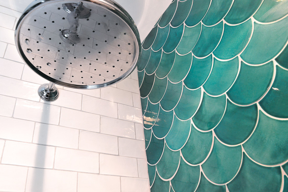 На фото: главная ванная комната среднего размера в средиземноморском стиле с душем в нише, зеленой плиткой, керамической плиткой, белыми фасадами, раздельным унитазом, бежевыми стенами и мраморным полом с