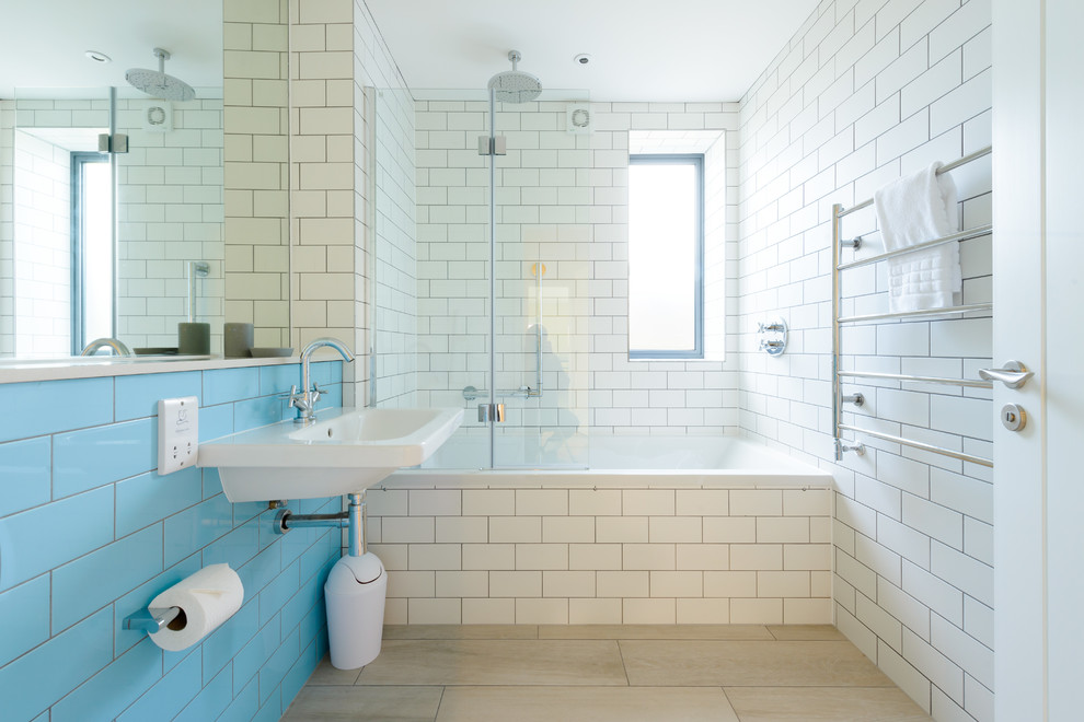 Свежая идея для дизайна: главная ванная комната в стиле неоклассика (современная классика) с ванной в нише, душем над ванной, белой плиткой, плиткой кабанчик, белыми стенами, подвесной раковиной и открытым душем - отличное фото интерьера