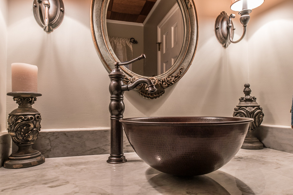 Foto di una piccola stanza da bagno con doccia rustica con pareti grigie, lavabo a bacinella e top in quarzite
