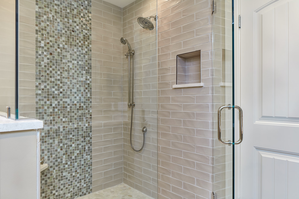 Пример оригинального дизайна: большая главная ванная комната в стиле неоклассика (современная классика) с фасадами с филенкой типа жалюзи, серыми фасадами, открытым душем, унитазом-моноблоком, серыми стенами, врезной раковиной, столешницей из искусственного кварца, бежевым полом, душем с распашными дверями, полом из мозаичной плитки, бежевой плиткой и керамогранитной плиткой