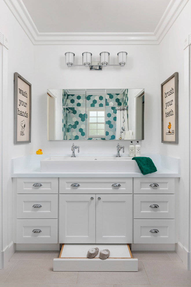 На фото: детская ванная комната в морском стиле с фасадами в стиле шейкер, белыми фасадами, белыми стенами, раковиной с несколькими смесителями, бежевым полом, белой столешницей, тумбой под две раковины, встроенной тумбой и зеркалом с подсветкой