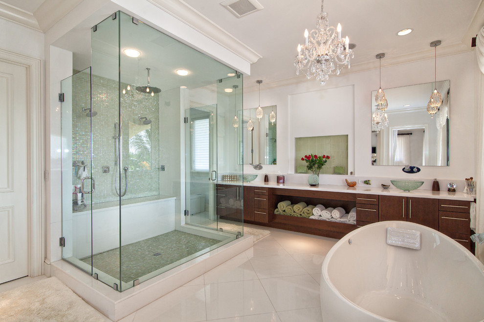 Стильный дизайн: ванная комната в стиле неоклассика (современная классика) с отдельно стоящей ванной - последний тренд