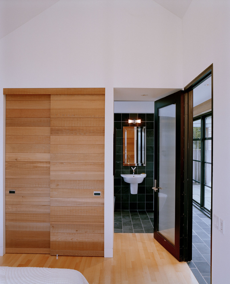 Immagine di una stanza da bagno minimal con lavabo sospeso