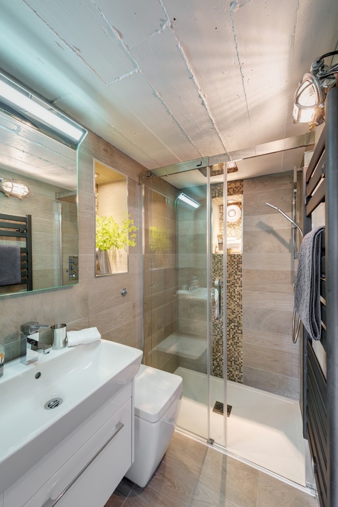 Пример оригинального дизайна: маленькая главная ванная комната в современном стиле с плоскими фасадами, белыми фасадами, открытым душем, унитазом-моноблоком, бежевой плиткой, керамической плиткой, бежевыми стенами, светлым паркетным полом, монолитной раковиной, бежевым полом и душем с раздвижными дверями для на участке и в саду
