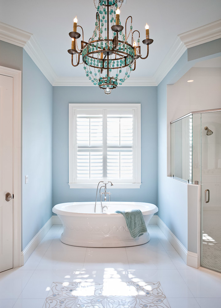 Foto di una stanza da bagno tropicale con vasca freestanding, doccia ad angolo e piastrelle bianche
