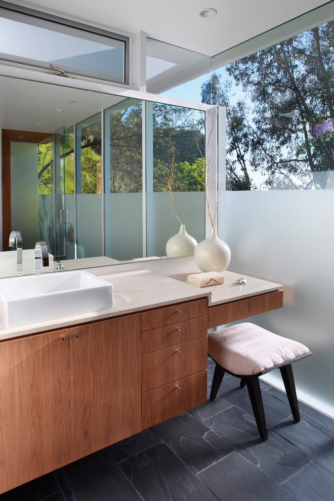 Стильный дизайн: ванная комната в современном стиле с полом из сланца, настольной раковиной, плоскими фасадами и фасадами цвета дерева среднего тона - последний тренд