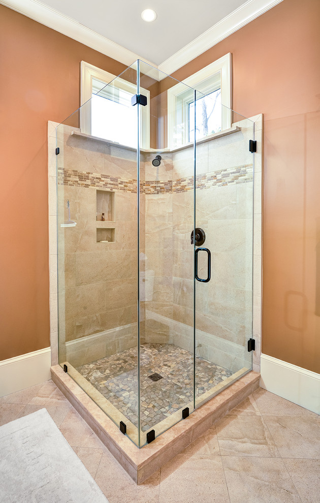 Klassisk inredning av ett stort vit vitt badrum, med grå skåp, en hörndusch, flerfärgad kakel, orange väggar, ett undermonterad handfat, beiget golv och dusch med gångjärnsdörr