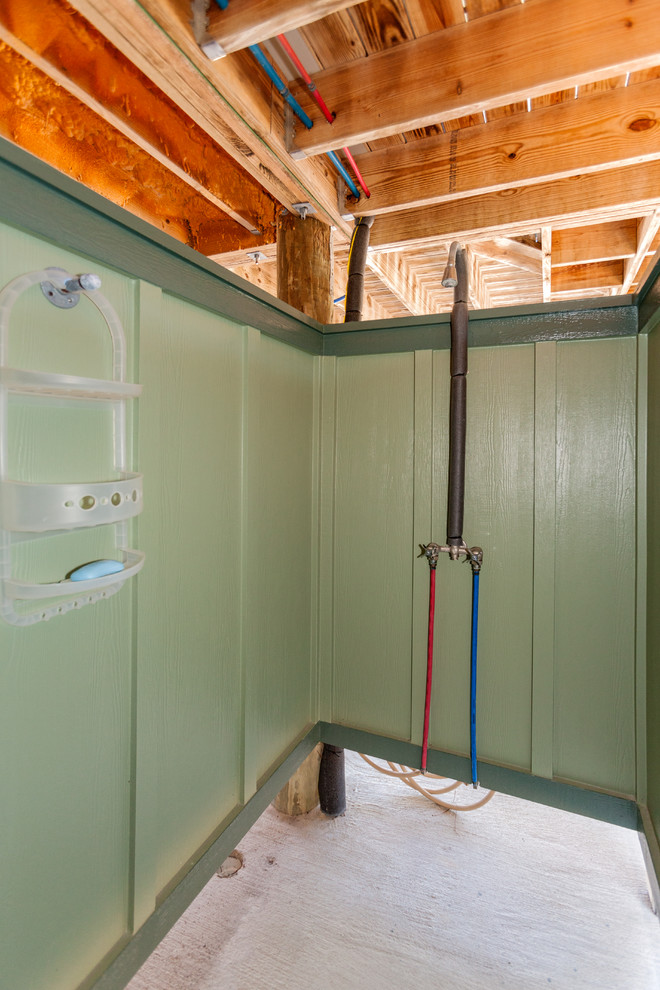 Источник вдохновения для домашнего уюта: маленькая ванная комната в морском стиле с открытым душем, зелеными стенами, бетонным полом, белым полом и открытым душем для на участке и в саду