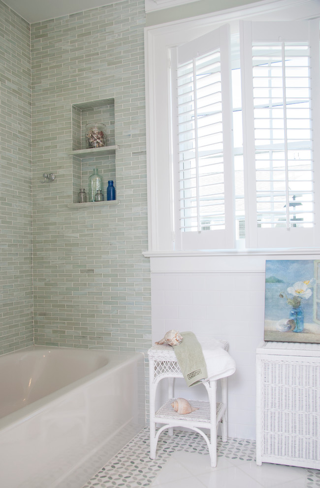 Maritimes Badezimmer mit Badewanne in Nische, Duschbadewanne, Wandtoilette mit Spülkasten, grünen Fliesen und Steinfliesen in Boston