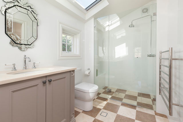 Idee per una stanza da bagno design con ante a filo, ante marroni, doccia alcova, WC a due pezzi, piastrelle beige, piastrelle marroni, piastrelle bianche, pareti bianche e lavabo sottopiano