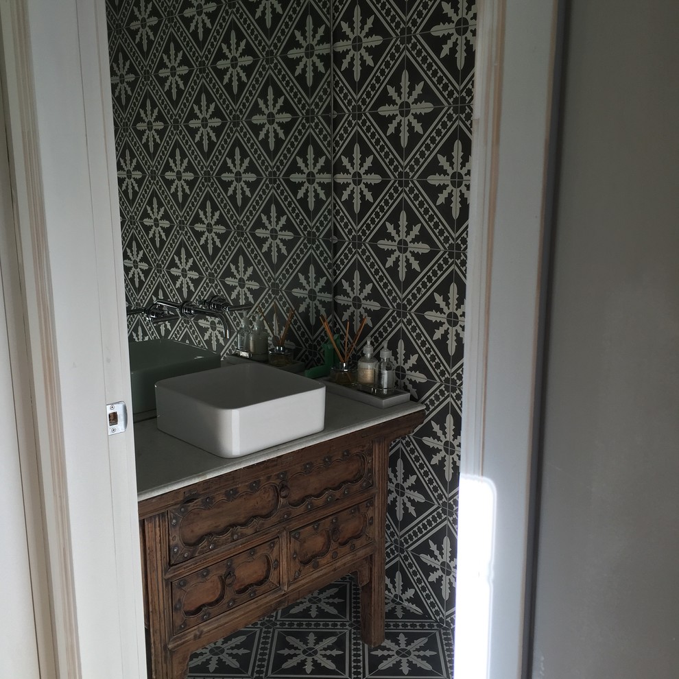 Foto de cuarto de baño contemporáneo pequeño con armarios tipo mueble, baldosas y/o azulejos blancas y negros, lavabo con pedestal y encimera de mármol