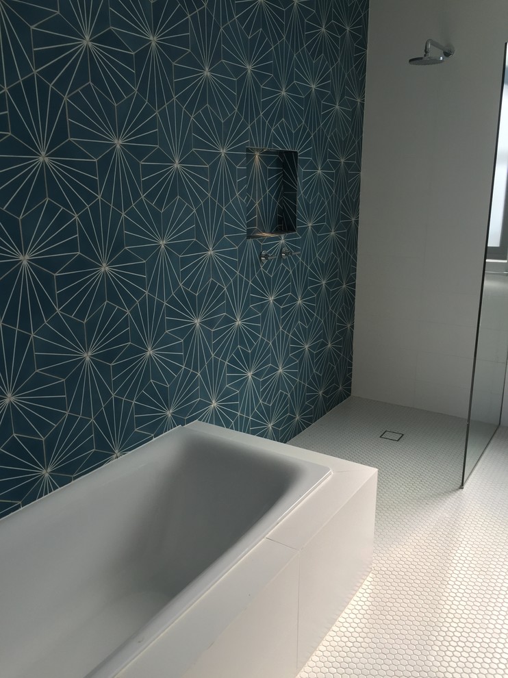 Bild på ett stort funkis badrum för barn, med möbel-liknande, en öppen dusch, en toalettstol med hel cisternkåpa, blå kakel, vita väggar, ett piedestal handfat och marmorbänkskiva