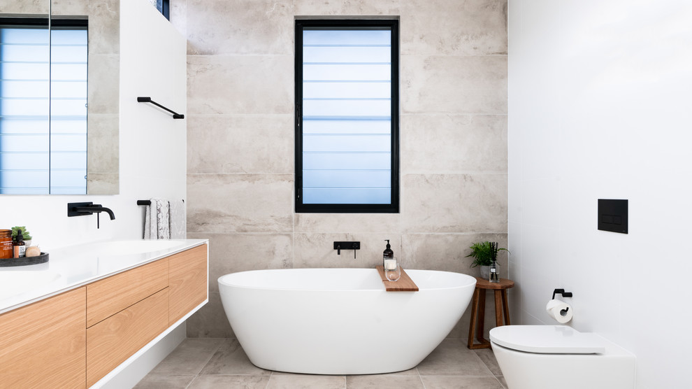 Inspiration för moderna vitt badrum, med skåp i mellenmörkt trä, ett fristående badkar, en vägghängd toalettstol, flerfärgad kakel, keramikplattor, flerfärgade väggar och ett väggmonterat handfat