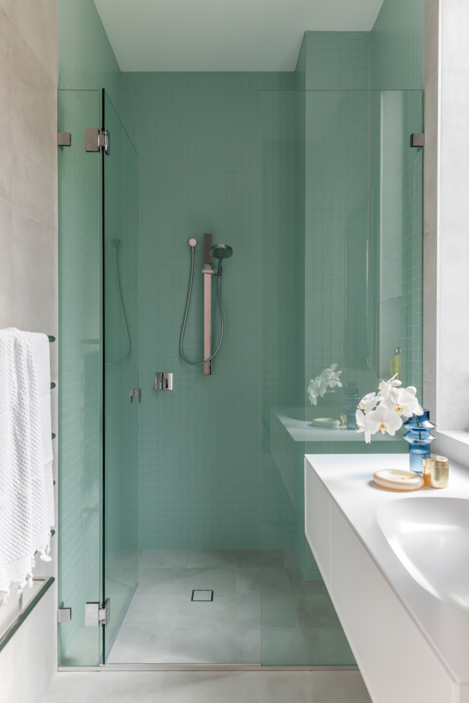シドニーにあるコンテンポラリースタイルのおしゃれな浴室 (フラットパネル扉のキャビネット、白いキャビネット、緑のタイル、モザイクタイル、一体型シンク、グレーの床、白い洗面カウンター、洗面台1つ、フローティング洗面台) の写真