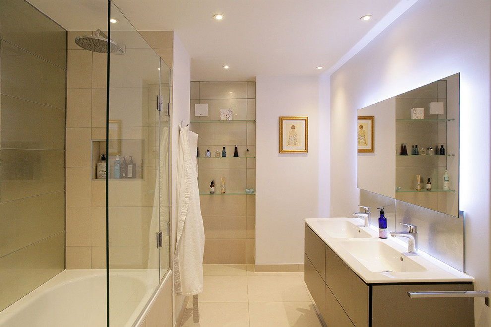 Exempel på ett mellanstort modernt en-suite badrum, med släta luckor, en toalettstol med hel cisternkåpa, brun kakel, keramikplattor, cementgolv, ett integrerad handfat, dusch med gångjärnsdörr, beige skåp, en dusch/badkar-kombination, vita väggar, bänkskiva i akrylsten och beiget golv