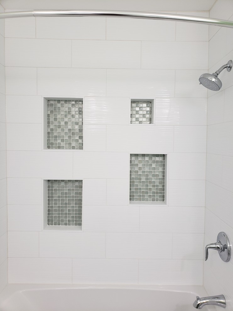 Свежая идея для дизайна: ванная комната среднего размера в современном стиле с плоскими фасадами, белыми фасадами, накладной ванной, душем в нише, унитазом-моноблоком, белой плиткой, керамической плиткой, зелеными стенами, душевой кабиной, монолитной раковиной, стеклянной столешницей, серым полом, шторкой для ванной и зеленой столешницей - отличное фото интерьера