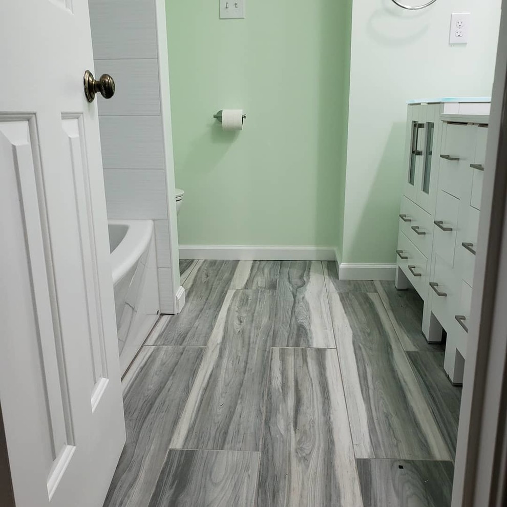 Источник вдохновения для домашнего уюта: ванная комната среднего размера в современном стиле с плоскими фасадами, белыми фасадами, накладной ванной, душем в нише, унитазом-моноблоком, белой плиткой, керамической плиткой, зелеными стенами, душевой кабиной, монолитной раковиной, стеклянной столешницей, серым полом, шторкой для ванной и зеленой столешницей