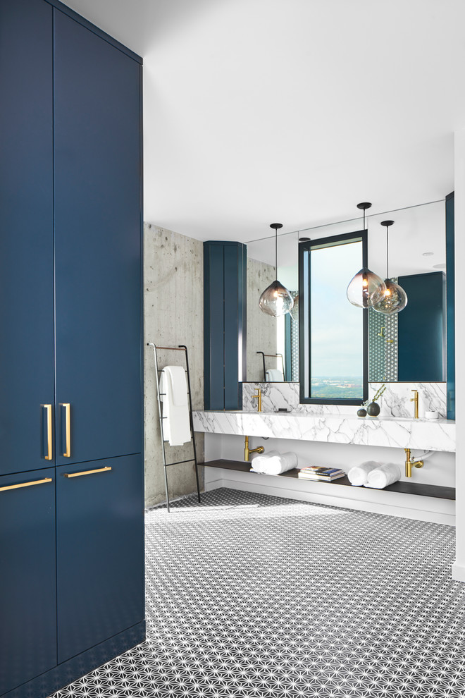 Foto på ett funkis en-suite badrum, med öppna hyllor, blå skåp, en hörndusch, grå väggar, cementgolv, ett undermonterad handfat, bänkskiva i kvarts, svart golv och dusch med gångjärnsdörr