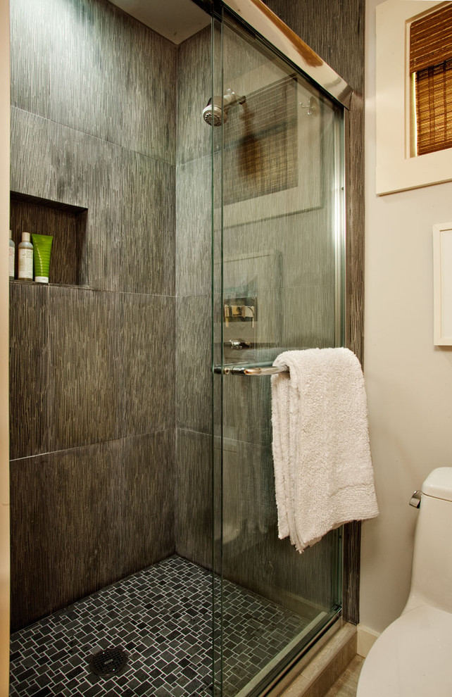 Пример оригинального дизайна: ванная комната в морском стиле с душем в нише