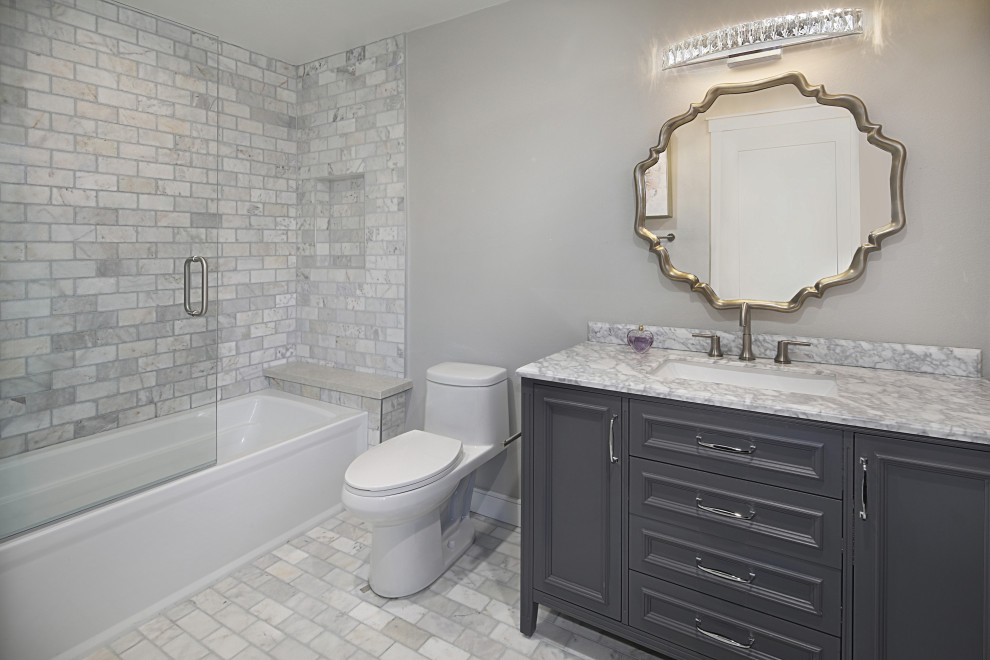 Идея дизайна: ванная комната среднего размера с фасадами с утопленной филенкой, серыми фасадами, душевой кабиной и серой столешницей