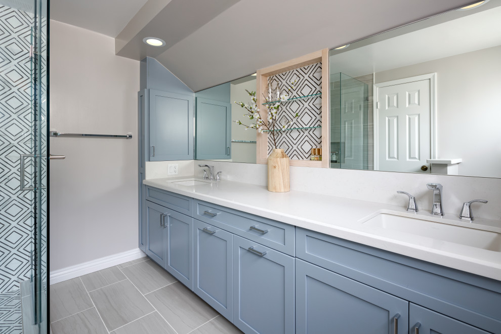Bild på ett litet vintage vit vitt badrum med dusch, med skåp i shakerstil, blå skåp, en toalettstol med hel cisternkåpa, blå kakel, klinkergolv i porslin, ett undermonterad handfat, bänkskiva i kvarts och grått golv