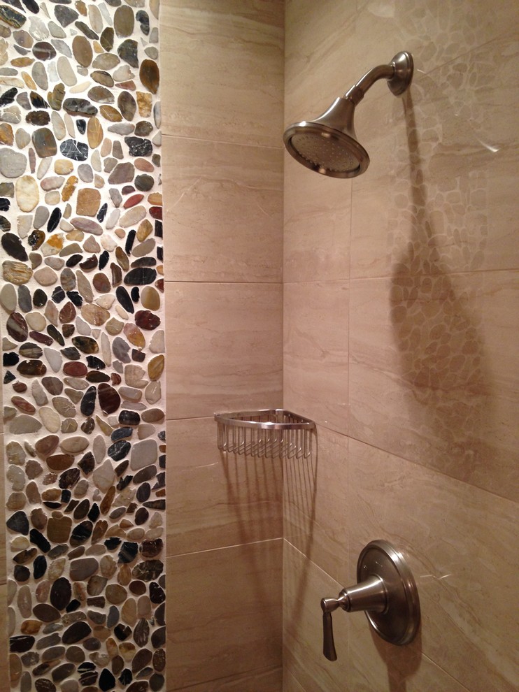 Immagine di una stanza da bagno etnica di medie dimensioni con doccia alcova e piastrelle beige