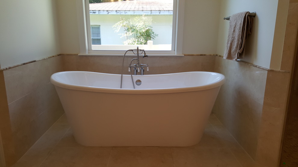 Ispirazione per una stanza da bagno moderna con vasca freestanding