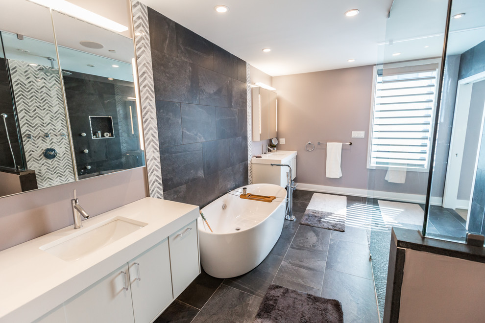 Свежая идея для дизайна: большая главная ванная комната в стиле модернизм с плоскими фасадами, белыми фасадами, отдельно стоящей ванной, двойным душем, черными стенами, полом из керамической плитки, врезной раковиной, черным полом и открытым душем - отличное фото интерьера
