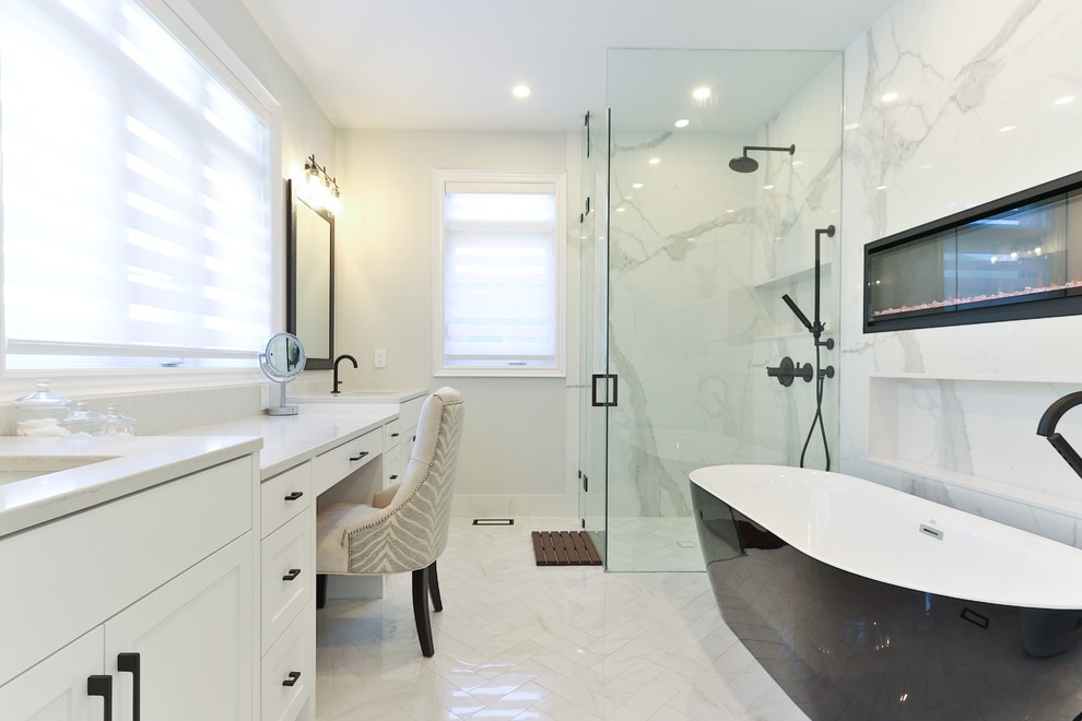 Immagine di una stanza da bagno padronale moderna di medie dimensioni con vasca giapponese, vasca/doccia, piastrelle bianche, piastrelle in ceramica, pareti bianche, pavimento con piastrelle in ceramica, lavabo sospeso, top in granito, pavimento grigio e top bianco