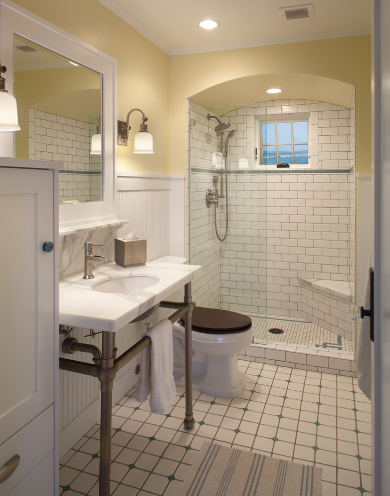 Foto de cuarto de baño tradicional con lavabo bajoencimera, ducha empotrada, baldosas y/o azulejos blancos, baldosas y/o azulejos de cemento y paredes amarillas