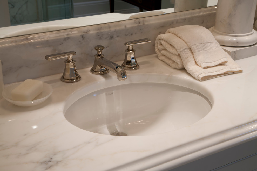 Klassisk inredning av ett mellanstort badrum med dusch, med ett undermonterad handfat och marmorbänkskiva