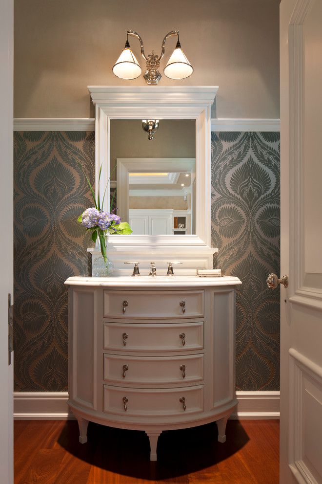 Inredning av ett klassiskt litet badrum, med ett undermonterad handfat och marmorbänkskiva