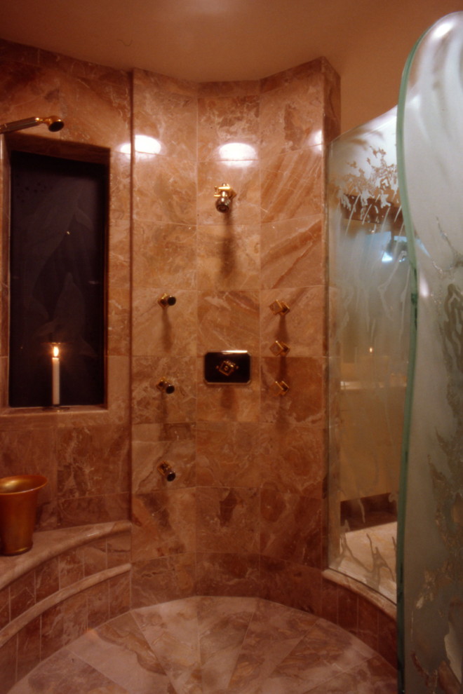 Idee per una grande stanza da bagno padronale minimal con doccia aperta, piastrelle marroni e pavimento in marmo