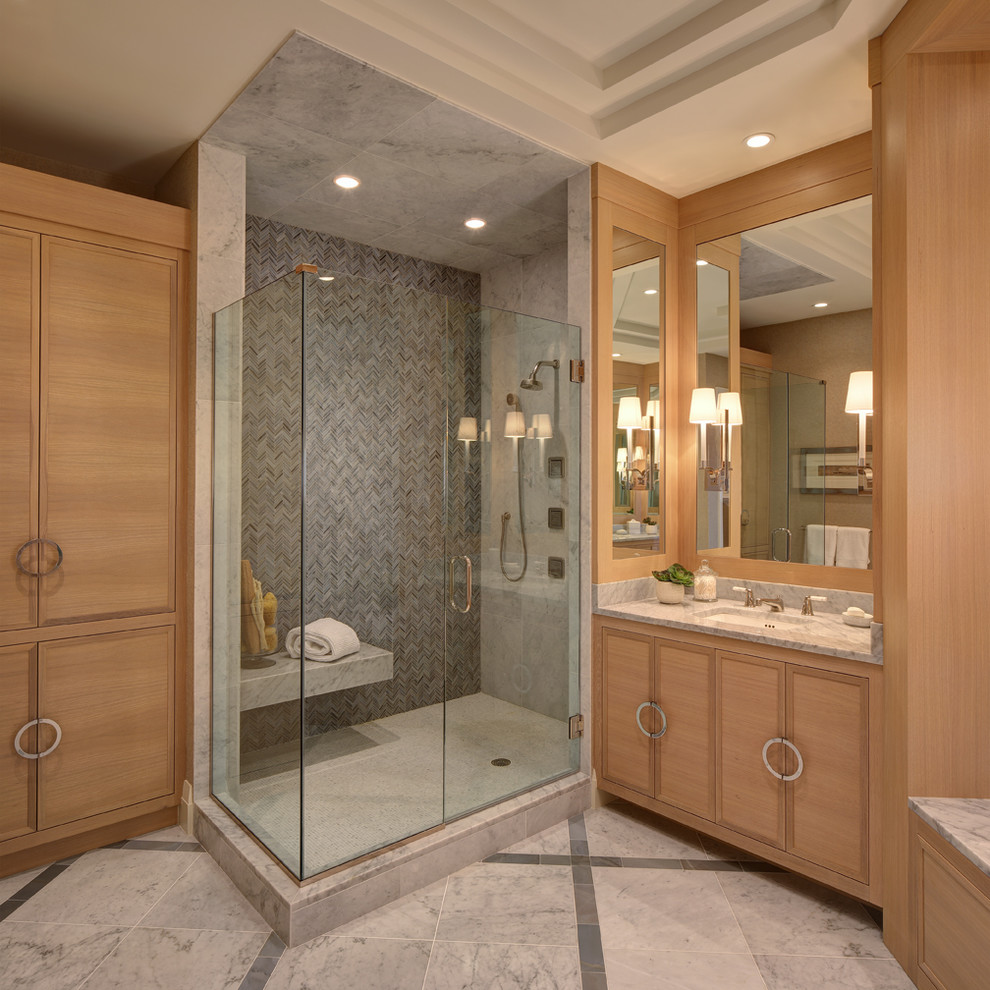 Esempio di una stanza da bagno costiera con lavabo sottopiano, ante lisce, ante in legno chiaro, doccia ad angolo e piastrelle grigie