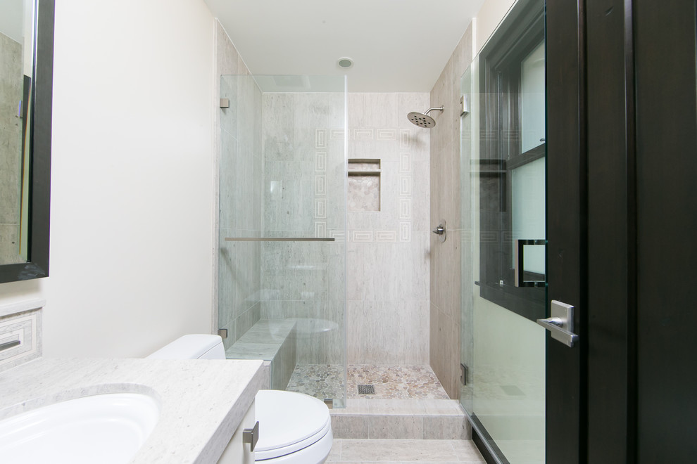 Свежая идея для дизайна: ванная комната среднего размера в морском стиле с фасадами в стиле шейкер, белыми фасадами, открытым душем, унитазом-моноблоком, синей плиткой, каменной плиткой, белыми стенами, полом из известняка, душевой кабиной, врезной раковиной и столешницей из известняка - отличное фото интерьера
