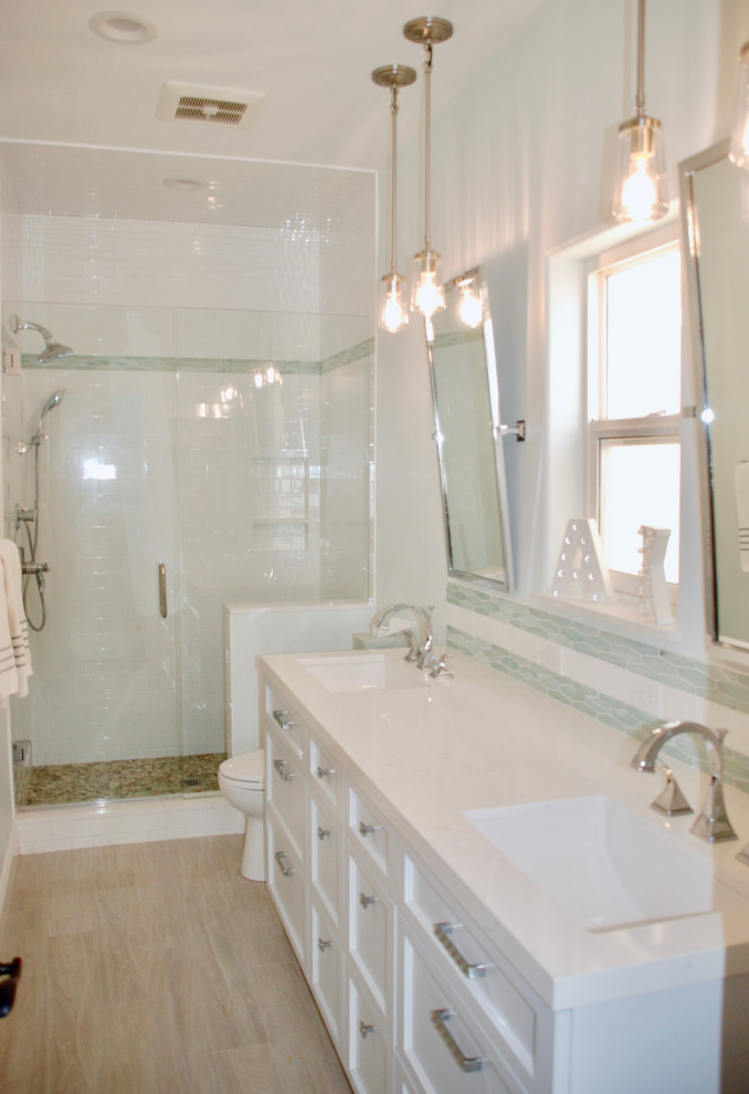 Свежая идея для дизайна: детская ванная комната среднего размера в морском стиле с фасадами в стиле шейкер, серыми фасадами, белой плиткой, столешницей из искусственного кварца и белой столешницей - отличное фото интерьера