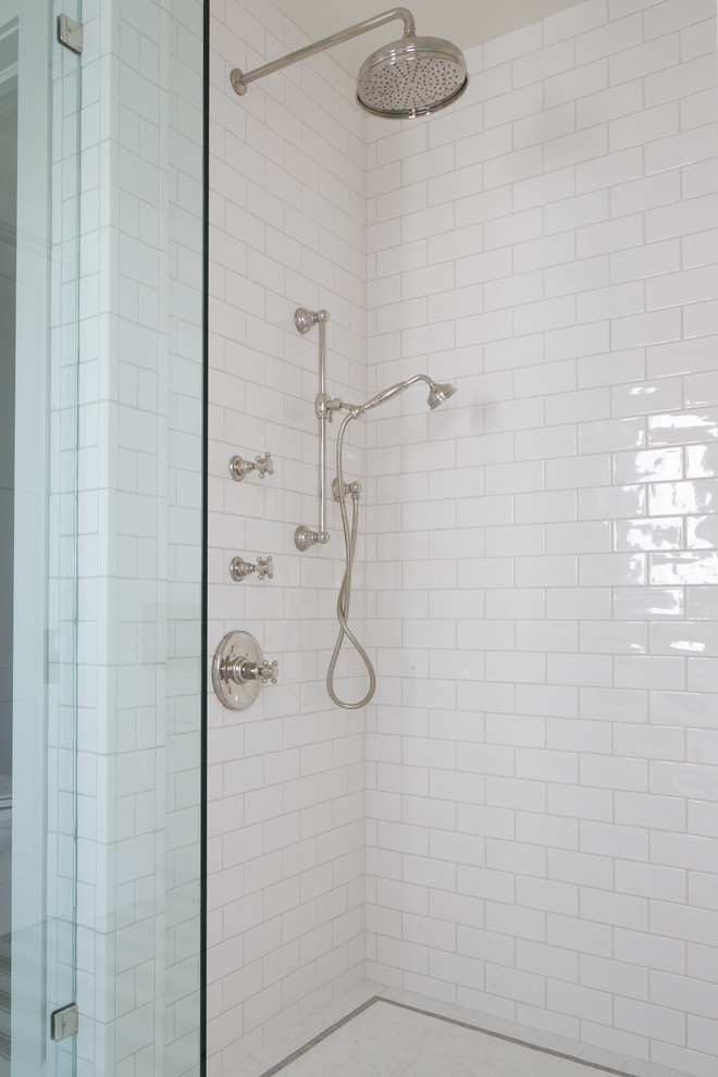 Maritim inredning av ett en-suite badrum, med ett undermonterad handfat, skåp i shakerstil, vita skåp, bänkskiva i kvarts, en hörndusch, grå väggar, mosaikgolv, vit kakel, tunnelbanekakel och med dusch som är öppen