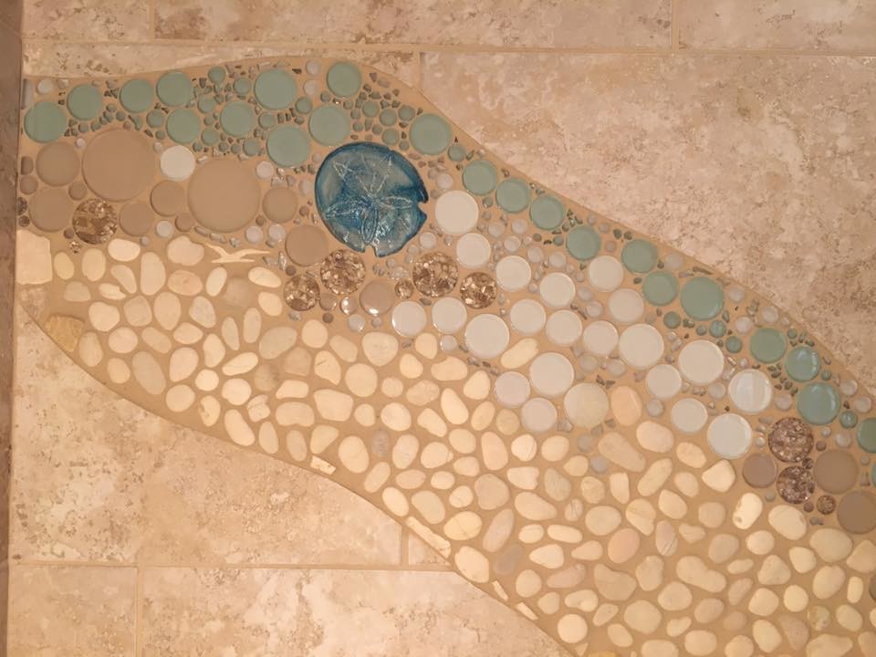 Cette photo montre une petite salle de bain principale bord de mer avec un combiné douche/baignoire, un carrelage beige, des carreaux de porcelaine et un sol en carrelage de porcelaine.