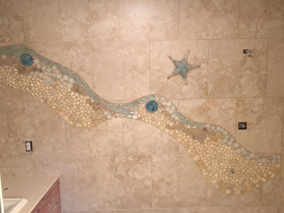 Idée de décoration pour une petite salle de bain principale marine avec un combiné douche/baignoire, un carrelage beige, des carreaux de porcelaine et un sol en carrelage de porcelaine.