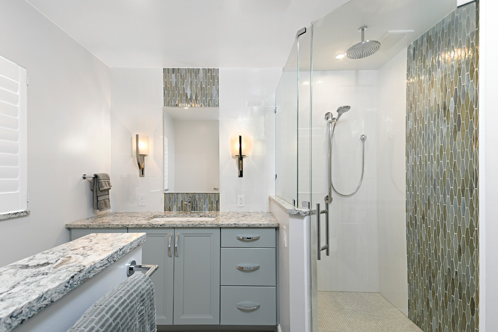 Inspiration för ett mellanstort maritimt badrum med dusch, med blå skåp, en bidé, mosaik, ett undermonterad handfat, granitbänkskiva och dusch med gångjärnsdörr