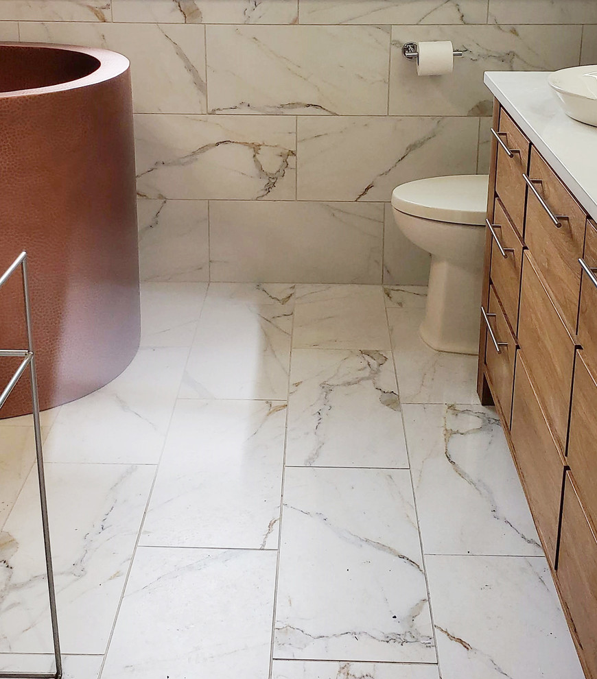 Modern inredning av ett litet vit vitt en-suite badrum, med släta luckor, skåp i mellenmörkt trä, ett japanskt badkar, en öppen dusch, en toalettstol med hel cisternkåpa och flerfärgad kakel