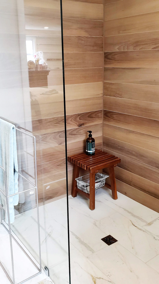 На фото: главная ванная комната среднего размера с японской ванной, открытым душем, белыми стенами и открытым душем