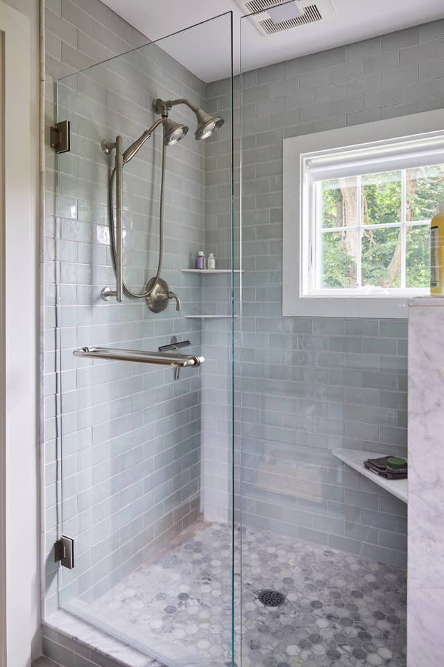 Пример оригинального дизайна: большая главная ванная комната с угловым душем, синей плиткой, стеклянной плиткой, серыми стенами, полом из керамогранита, серым полом и душем с распашными дверями